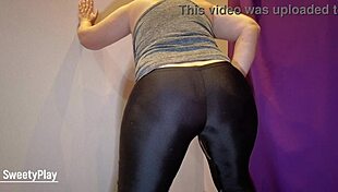 i wet my leggings with pee, gaping my ass