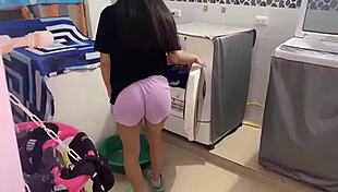 Me cojo a mi vecina del 404 mientras su marido trabaja!