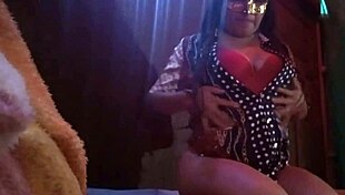 बॉस को ऐसे मत देखो, मैंने कहा फिर डिलीशियस लिंगरी भेजकर चुदाई की भूख जगाई