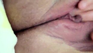 se viene a chorros en silencio mientras su familia est� en la sala