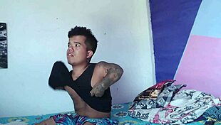 Mientras el enano se divierte con videojuegos, la hermanastra llega cachonda a jugar con su pene.