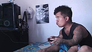 Mientras el enano se divierte con videojuegos, la hermanastra llega cachonda a jugar con su pene.