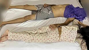 मदर-इन-लॉ और मैंने बेड शेयर किया और रात भर चोदा 😏💦