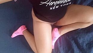 Latina Candente Se Masturba Mientras Recuerda Su Primera Vez Que Le Quitaron La Virginidad