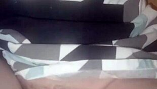 me encontre a la conejita de pascua masturbandose y me la folle