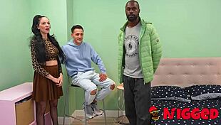 Vampirosa and boyfriend agree to meet a friend