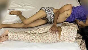 मदर-इन-लॉ और मैंने बेड शेयर किया और रात भर चोदा 😏💦