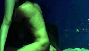 después de la fiesta me escapé de casa para irme a follar al vecino con besos y lamidas.