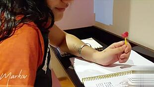 La puta de su sobrina le termina entregando el culo y squirteando todo