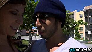 सारा जे की भारी गांड बस में चोदी गई