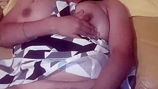 me encontre a la conejita de pascua masturbandose y me la folle