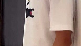 Peguei ela no banho e devorei aquela buceta molhada.