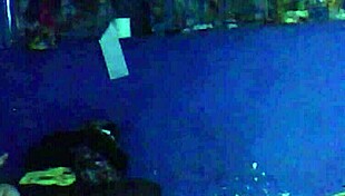 después de la fiesta me escapé de casa para irme a follar al vecino con besos y lamidas.