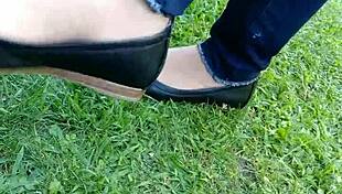 Check out this shoeplay with tan nylons and flats dipping.