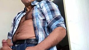 jardineiro mega-dotado macetando a pica grossa até gozar