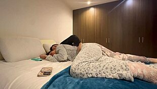 la empleada de mi esposo me toca en el baño y en la noche me pega su culo de lesbiana rica cuando mi marido no esta 😏