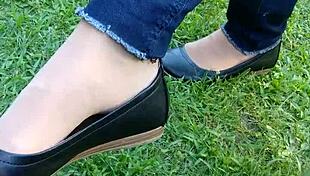 Check out this shoeplay with tan nylons and flats dipping.