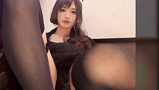 individual shoot video of a mans daughter just shows a dick and buttocks?