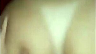 Ele quis enfiar o dedo no cuzinho enquanto comia a buceta?