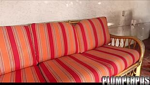 गोलमटोल मिल्फ बारटेंडर ने पेटियो पर मसल स्टड को चोदा