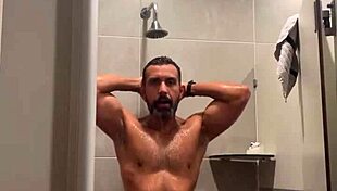 जिम शावर में मेरी रेड थोंग देखना चाहते हो?