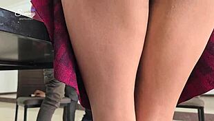 la cuñada de mi esposo devora pollas en la mesa conmigo, compartiendo el momento íntimo