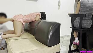 mi hijastra le gusta como yo le hago el masaje y se queda quieta, he says during doggystyle.