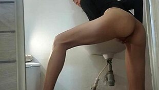 Culiando Con La Primastra En El Baño Del Motel