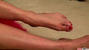 Sexy granny fingers her shaved pussy 😏