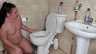 बीबीडब्ल्यू तुम्हें सार्वजनिक शौचालय में चाटने का तरीका सिखाती है