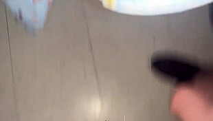 ella tiene un orgasmo y se chorrea mientras le doy de a perrito