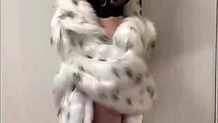 Oh, watch Elza Kom's sweet dance turn into hot cock sucking in lingerie! Bimbo with lipstick gets so sexy and pretty.