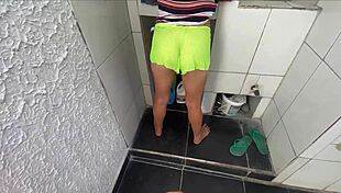 Padrastro pervertido destroza el coño de su hijastra flaca de 18 años