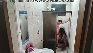 Câmera escondida flagra negona se acabando no pau do novinho