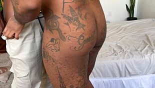 काला लड़का ट्रांस मर्द की टाइट गांड का लुत्फ लेता है