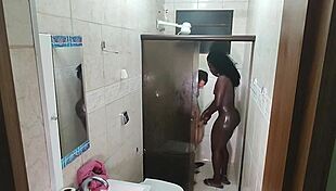 Câmera escondida flagra negona se acabando no pau do novinho