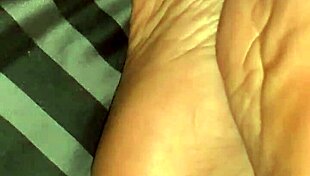 nice ebony girl shows hidden soles in candid shots 😊