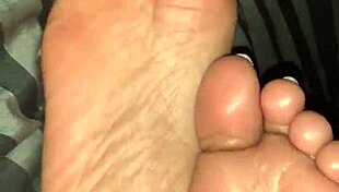 nice ebony girl shows hidden soles in candid shots 😊