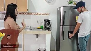 complaciendo al obrero que repara mi casa con creampie y cumshot en la calle