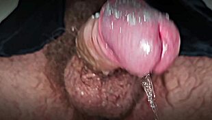 Adorazione Dello Sputo Si Strappa Gli Slip E Geme - Schiaffi Sul Culo E Tanto Sperma