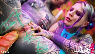 टैटू वाली दो लेस्बियन लड़कियां बड़े खिलौनों से चुदाई खेलतीं, असली चरमसुख पातीं