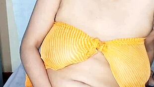 Big boobs desi hot indian bhabhi moans with juicy pussy