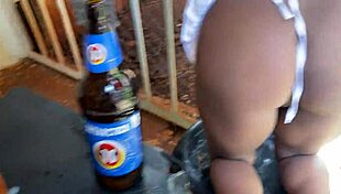 VELHO DE 60 ANOS SAFADO FODE UMA GAROTA NUM BAR