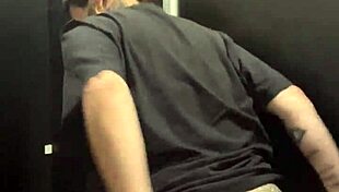 Fiquei com tesao na academia indo pro banheiro manjar e gozar