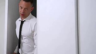 उसने स्टीप-डैड से चेक अप के लिए पूछा, जिससे हार्डकोर डॉगीस्टाइल सेक्स हुआ