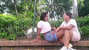 Hoy Par De Cachondas Lesbianas Quisieron Ser Mas Atrevidas Y Fueron A Masturbarse Los Co�os En Parque Publico
