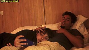 Mirando una pelicula con mi padrastro y sin querer me trague su pene casi nos descubren.