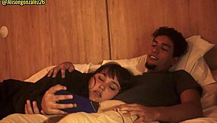 Mirando una pelicula con mi padrastro y sin querer me trague su pene casi nos descubren.