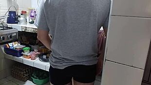 Encontré A La Sucia De Mi Madrastra Provocándome En La Cocina Cuando Su Esposo Descansaba!