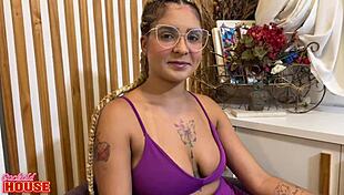 ela cansou do namorado pequeno e esgarçou a buceta na cuckold house